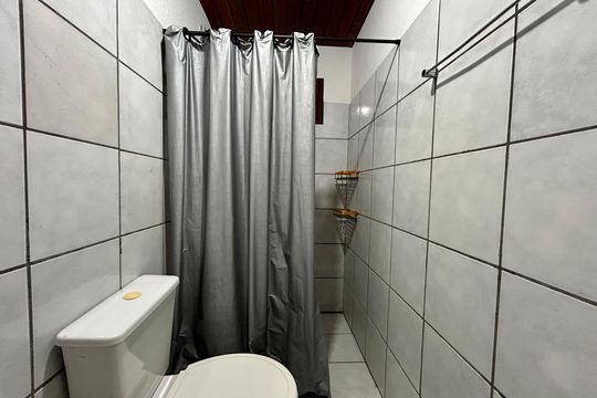 Banheiro  de apartamento para alugar com 2 quartos, 36m² em São João do Rio Vermelho, Florianópolis