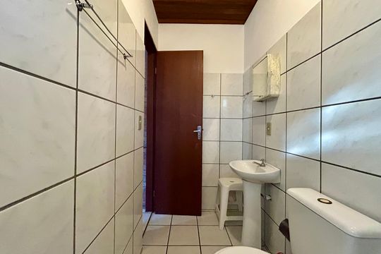 Banheiro  de apartamento para alugar com 2 quartos, 36m² em São João do Rio Vermelho, Florianópolis