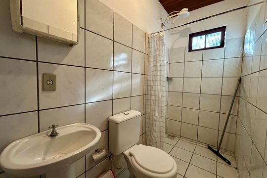 Banheiro  de apartamento para alugar com 2 quartos, 36m² em São João do Rio Vermelho, Florianópolis