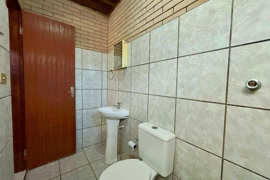 Banheiro  de apartamento para alugar com 2 quartos, 36m² em São João do Rio Vermelho, Florianópolis