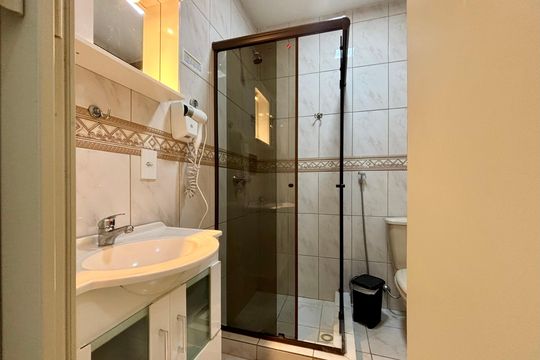Banheiro social de apartamento para alugar com 1 quarto, 33m² em Copacabana, Rio de Janeiro