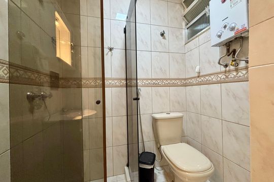 Banheiro social de apartamento para alugar com 1 quarto, 33m² em Copacabana, Rio de Janeiro
