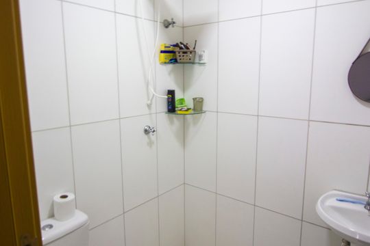 Banheiro de apartamento à venda com 2 quartos, 48m² em Qnn 11, Brasília