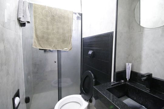 Banheiro de apartamento à venda com 2 quartos, 48m² em Jacarepaguá, Rio de Janeiro