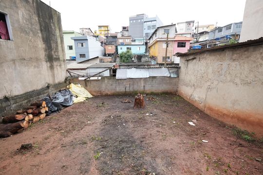 Quintal de casa à venda com 3 quartos, 270m² em Vila Linda, Santo André