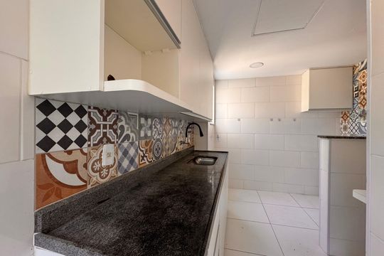 Cozinha e Área de Serviço de casa de condomínio para alugar com 2 quartos, 100m² em Vargem Pequena, Rio de Janeiro
