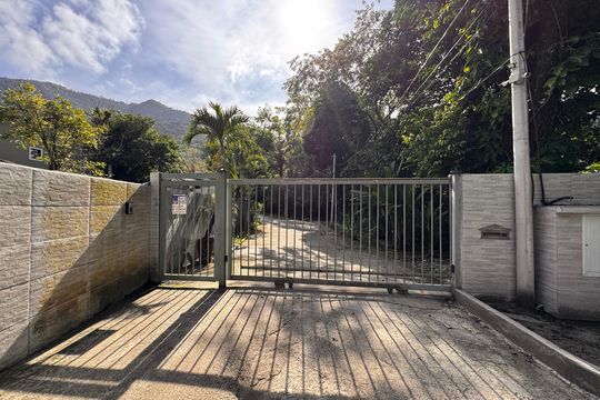 Fachada de casa de condomínio para alugar com 2 quartos, 100m² em Vargem Pequena, Rio de Janeiro