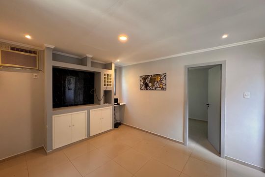 Sala de casa de condomínio para alugar com 2 quartos, 100m² em Vargem Pequena, Rio de Janeiro