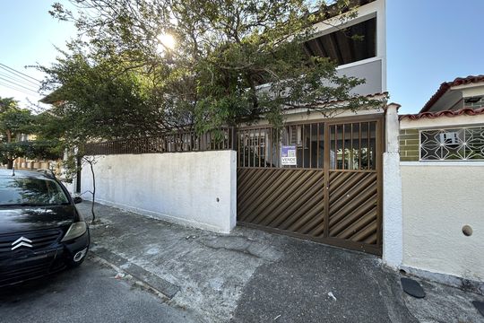 Fachada + placa de casa à venda com 4 quartos, 237m² em Campinho, Rio de Janeiro