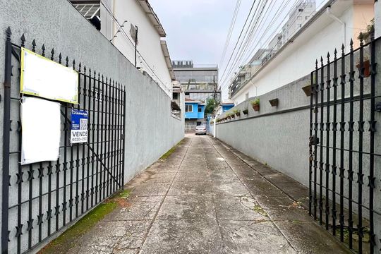 Fachada de casa à venda com 3 quartos, 137m² em Pinheiros, São Paulo