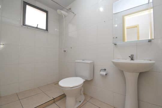 Banheiro de apartamento à venda com 2 quartos, 40m² em Santa Cândida, Curitiba
