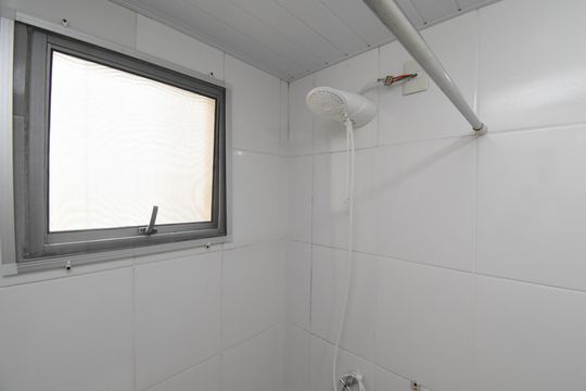 Banheiro de apartamento à venda com 2 quartos, 40m² em Santa Cândida, Curitiba