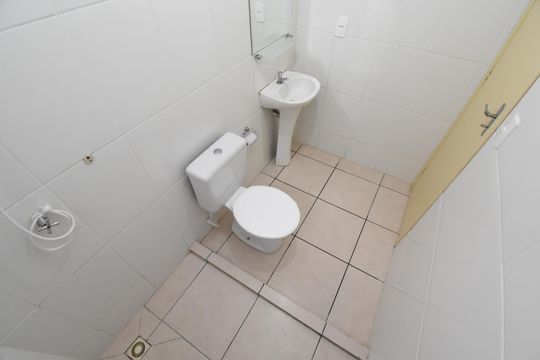 Banheiro de apartamento à venda com 2 quartos, 40m² em Santa Cândida, Curitiba