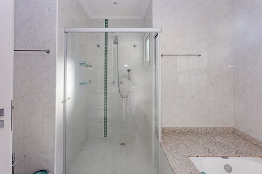 Banheiro da Suíte de casa à venda com 3 quartos, 255m² em Vila Brasilio Machado, São Paulo
