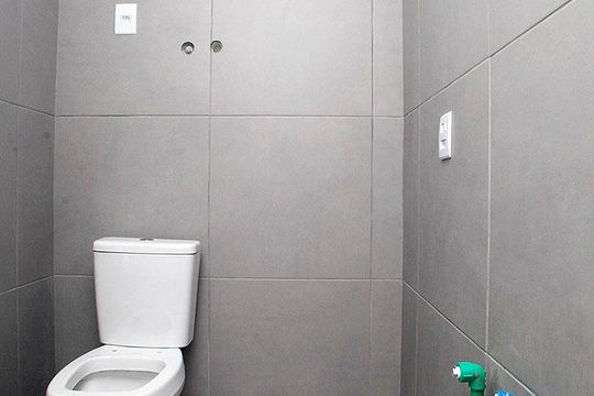 Banheiro de kitnet/studio para alugar com 1 quarto, 28m² em Cidade Baixa, Porto Alegre