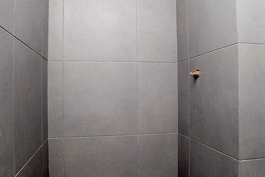 Banheiro de kitnet/studio para alugar com 1 quarto, 28m² em Cidade Baixa, Porto Alegre