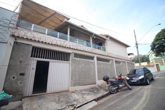 Fachada casa 1 de casa à venda com 3 quartos, 360m² em Diamante, Belo Horizonte