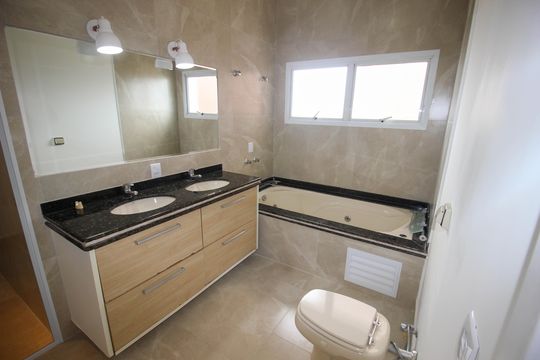 Casa de Condomínio para alugar com 3 quartos, 292m² em Aparecidinha, Sorocaba