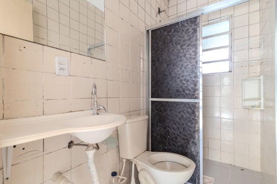 Banheiro de casa de condomínio à venda com 2 quartos, 54m² em Tristeza, Porto Alegre