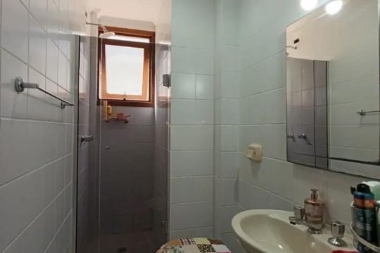 Banheiro 2 de apartamento para alugar com 2 quartos, 79m² em Jardim Itu, Porto Alegre
