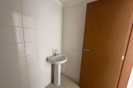 Banheiro de apartamento para alugar com 2 quartos, 46m² em Parque Sao Vicente, São Vicente