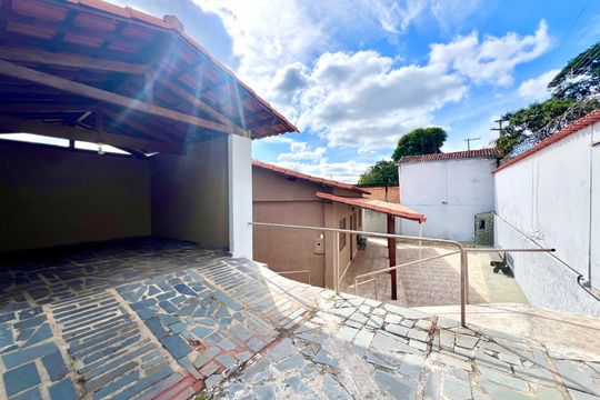Garagem de casa à venda com 4 quartos, 490m² em Glória, Belo Horizonte