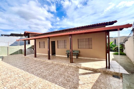 Casa à venda com 4 quartos, 490m² em Glória, Belo Horizonte