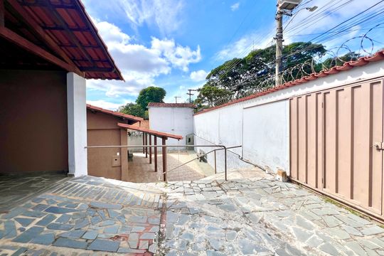 Garagem de casa à venda com 4 quartos, 490m² em Glória, Belo Horizonte