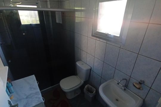 Banheiro de casa de condomínio à venda com 3 quartos, 100m² em Espírito Santo, Porto Alegre