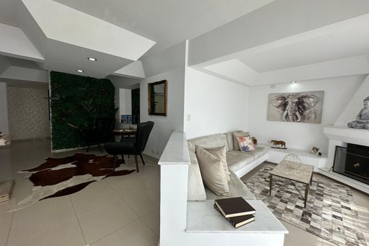 Sala de casa de condomínio para alugar com 4 quartos, 348m² em Residencial Tres (alphaville), Santana de Parnaíba