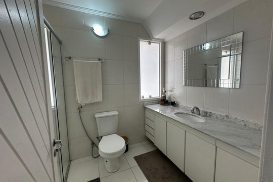 Banheiro social de casa de condomínio para alugar com 4 quartos, 348m² em Residencial Tres (alphaville), Santana de Parnaíba