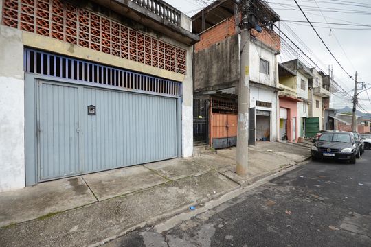 Fachada de casa para alugar com 2 quartos, 100m² em Jardim Bandeirantes (zona Norte), São Paulo
