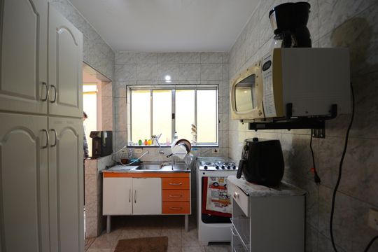 Cozinha de casa para alugar com 2 quartos, 100m² em Jardim Bandeirantes (zona Norte), São Paulo