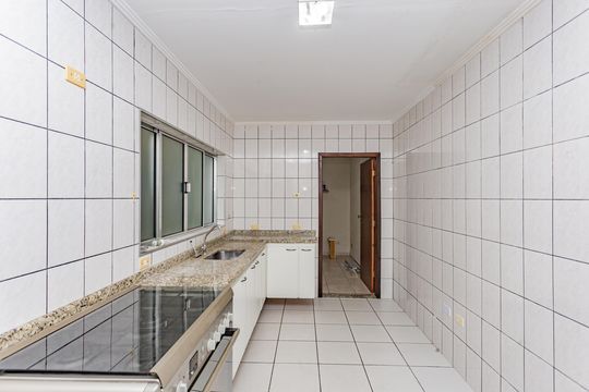 Cozinha de casa para alugar com 2 quartos, 75m² em Vila Liviero, São Paulo