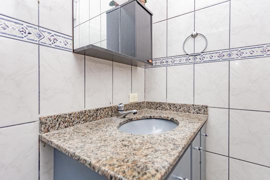 Banheiro da Suíte de casa para alugar com 2 quartos, 75m² em Vila Liviero, São Paulo