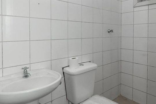 Banheiro de casa de condomínio à venda com 1 quarto, 36m² em Bom Jesus, Porto Alegre
