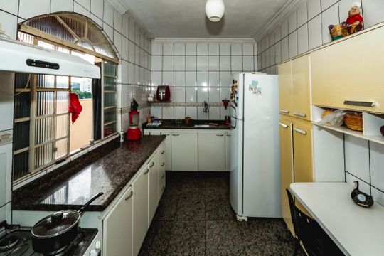 Casa para alugar com 5 quartos, 360m² em Santa Terezinha, Belo Horizonte