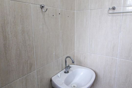 Banheiro de kitnet/studio para alugar com 1 quarto, 15m² em Vila Sao Luis(zona Oeste), São Paulo
