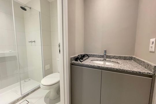 Banheiro de apartamento para alugar com 1 quarto, 45m² em Vila Sonia, São Paulo