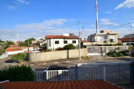 Sala de TV - Vista de casa à venda com 3 quartos, 240m² em Parque Imperador, Campinas