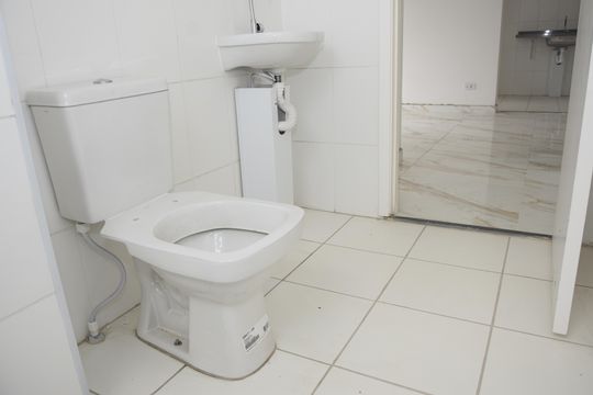 Banheiro de apartamento para alugar com 2 quartos, 54m² em Jardim Vitória, Embu das Artes
