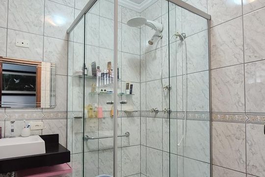 Banheiro Social de casa à venda com 3 quartos, 200m² em Vila Odete, São Bernardo do Campo