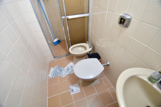 Banheiro de apartamento à venda com 1 quarto, 40m² em Centro, Campinas