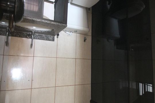 Banheiro de apartamento para alugar com 1 quarto, 38m² em Santos Dumont, Nilópolis
