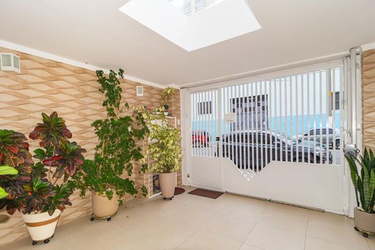 Garagem de casa à venda com 3 quartos, 145m² em Vila Bertioga, São Paulo