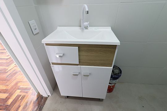 Banheiro  de apartamento à venda com 1 quarto, 55m² em Vila Ipiranga, Porto Alegre