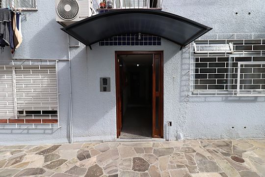 Entrada do prédio de apartamento à venda com 1 quarto, 55m² em Vila Ipiranga, Porto Alegre