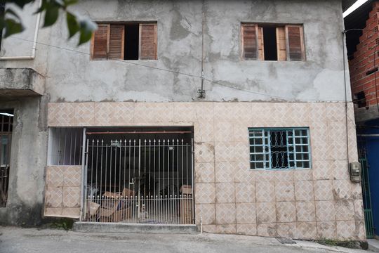 Fachada de casa à venda com 2 quartos, 141m² em Vila Carmosina, São Paulo