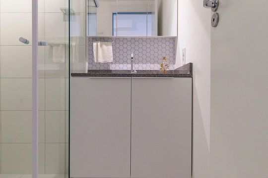 Banheiro de kitnet/studio para alugar com 1 quarto, 24m² em Vila Cordeiro, São Paulo