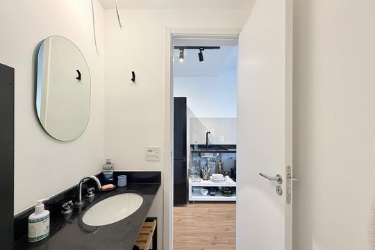 Banheiro  de kitnet/studio para alugar com 1 quarto, 28m² em Jardim das Acacias, São Paulo